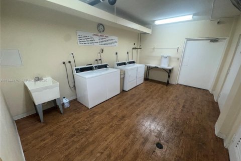 Condo in Hollywood, Florida, 2 bedrooms  № 2000737 - photo 14