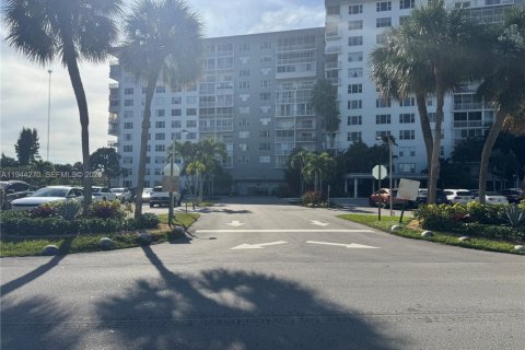 Condo in Hollywood, Florida, 2 bedrooms  № 2000737 - photo 3