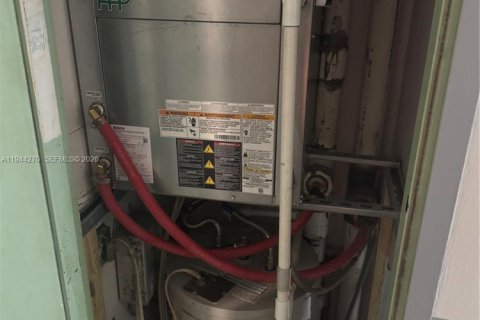 Condo in Hollywood, Florida, 2 bedrooms  № 2000737 - photo 30