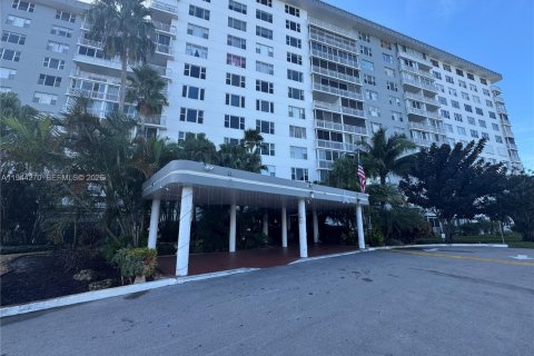 Condo in Hollywood, Florida, 2 bedrooms  № 2000737 - photo 5