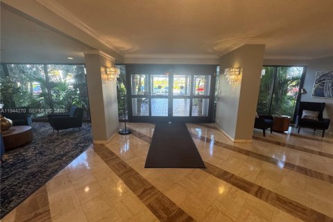 Condo in Hollywood, Florida, 2 bedrooms  № 2000737 - photo 17