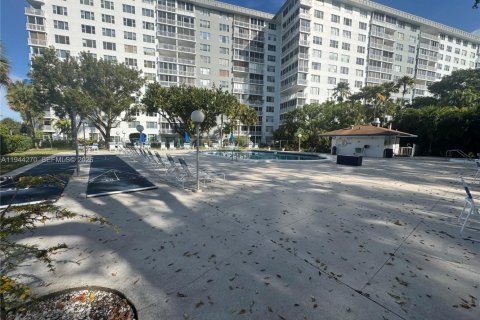 Condo in Hollywood, Florida, 2 bedrooms  № 2000737 - photo 28