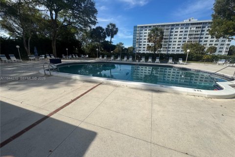 Condo in Hollywood, Florida, 2 bedrooms  № 2000737 - photo 24