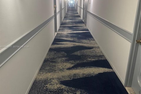 Condo in Hollywood, Florida, 2 bedrooms  № 2000737 - photo 29