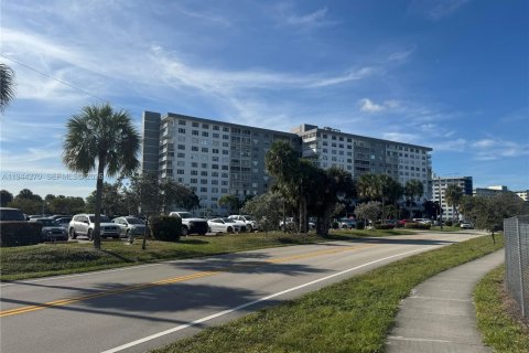 Condo in Hollywood, Florida, 2 bedrooms  № 2000737 - photo 2