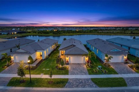 House in Venice, Florida 3 bedrooms, 156.54 sq.m. № 2214504