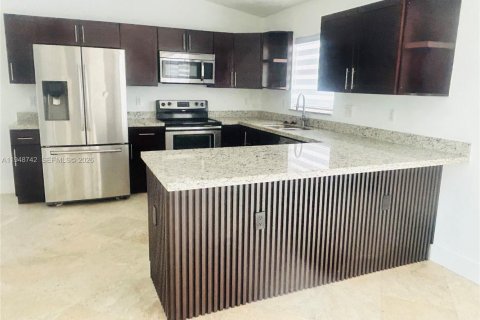 Дом в Майами, Флорида 3 спальни, 140.93м2 № 2005307