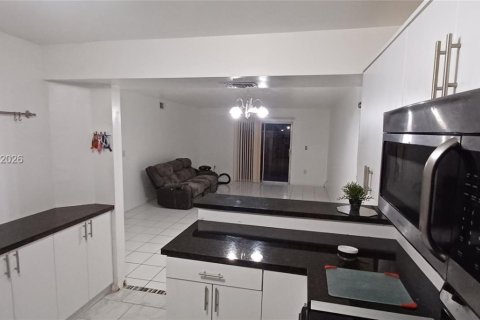 Copropriété à louer à Miami, Floride: 2 chambres, 83.61 m2 № 2056728 - photo 4