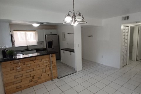 Copropriété à louer à Miami, Floride: 2 chambres, 83.61 m2 № 2056728 - photo 2