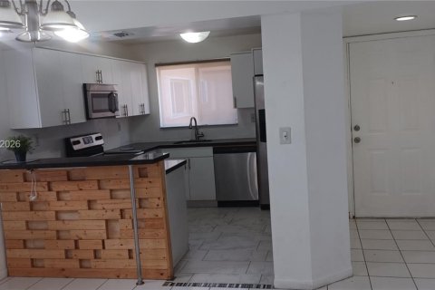 Copropriété à louer à Miami, Floride: 2 chambres, 83.61 m2 № 2056728 - photo 1