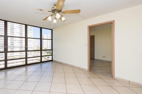 Copropriété à louer à Hallandale Beach, Floride: 2 chambres, 94.76 m2 № 2080132 - photo 2