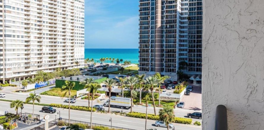 Condo à Hallandale Beach, Floride, 2 chambres  № 2080132
