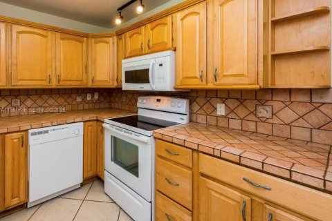 Copropriété à louer à Hallandale Beach, Floride: 2 chambres, 94.76 m2 № 2080132 - photo 7
