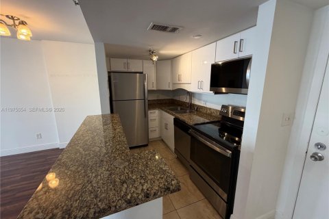 Condo in Miami, Florida, 1 bedroom  № 2040038 - photo 4