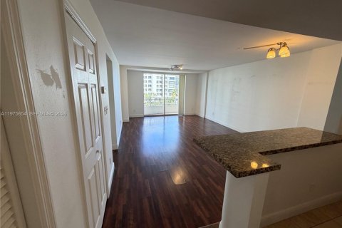 Condo in Miami, Florida, 1 bedroom  № 2040038 - photo 3