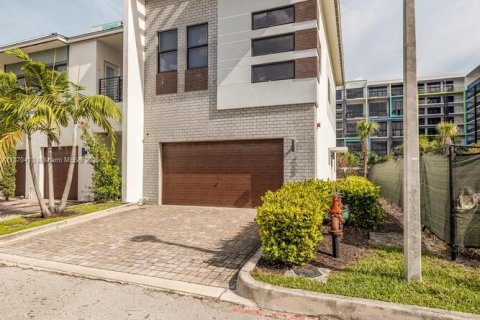 Adosado en venta en Plantation, Florida, 3 dormitorios, 155.33 m2 № 1926672 - foto 1