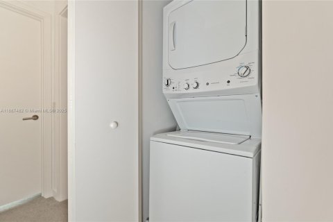 Copropriété à louer à Miami, Floride: 3 chambres, 103.12 m2 № 1941689 - photo 12