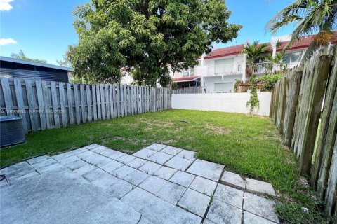 Touwnhouse à louer à Cutler Bay, Floride: 2 chambres, 99.22 m2 № 2182213 - photo 7