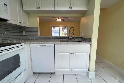 Touwnhouse à louer à Cutler Bay, Floride: 2 chambres, 99.22 m2 № 2182213 - photo 3