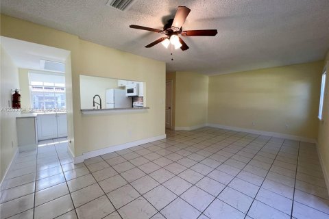 Touwnhouse à louer à Cutler Bay, Floride: 2 chambres, 99.22 m2 № 2182213 - photo 4