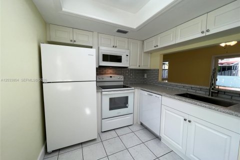 Touwnhouse à louer à Cutler Bay, Floride: 2 chambres, 99.22 m2 № 2182213 - photo 2