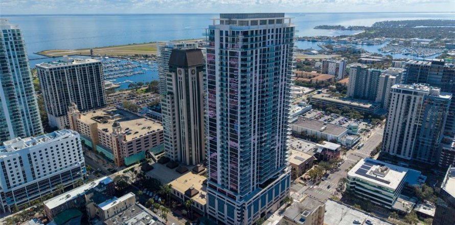 Condo in Saint Petersburg, Florida, 3 bedrooms № 2229626