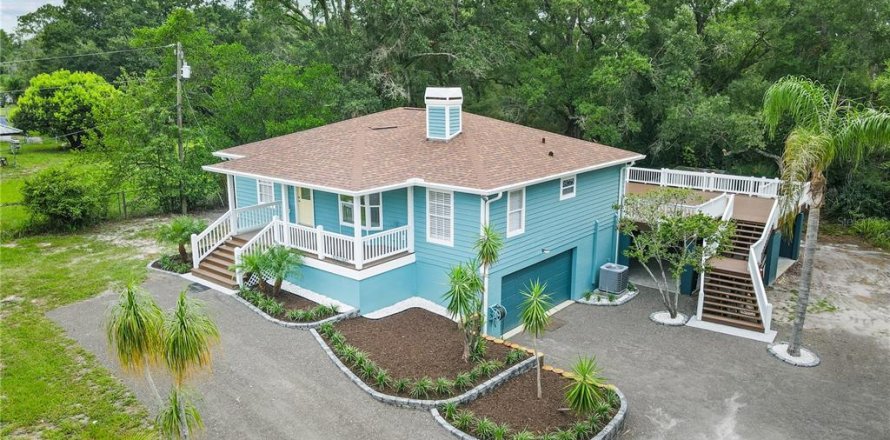 House in Land O' Lakes, Florida 4 bedrooms, 178.56 sq.m. № 2156396