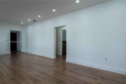 Villa ou maison à louer à Miami, Floride: 3 chambres, 156.82 m2 № 1987015 - photo 11