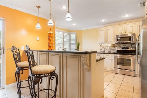 House in Pembroke Pines, Florida 3 bedrooms, 207.54 sq.m. № 1708292 - photo 12