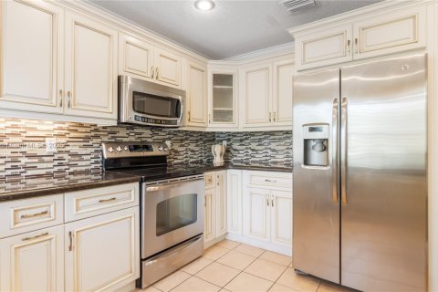 House in Pembroke Pines, Florida 3 bedrooms, 207.54 sq.m. № 1708292 - photo 17