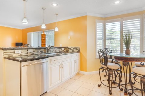 House in Pembroke Pines, Florida 3 bedrooms, 207.54 sq.m. № 1708292 - photo 16