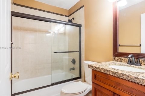House in Pembroke Pines, Florida 3 bedrooms, 207.54 sq.m. № 1708292 - photo 27