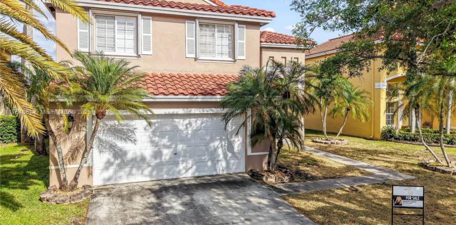 House in Pembroke Pines, Florida 3 bedrooms, 207.54 sq.m. № 1708292