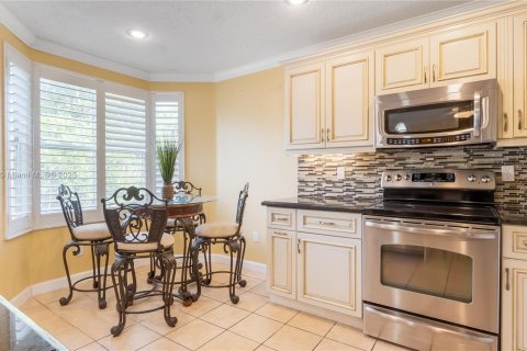 House in Pembroke Pines, Florida 3 bedrooms, 207.54 sq.m. № 1708292 - photo 15