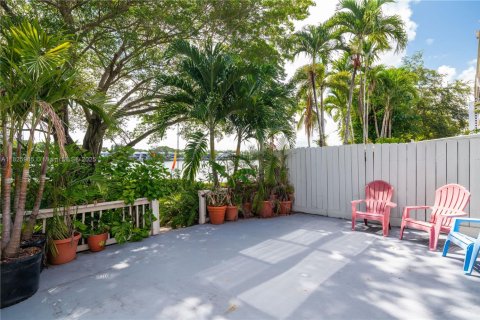 Townhouse in Miami, Florida 2 bedrooms, 170.66 sq.m. № 1800806 - photo 21