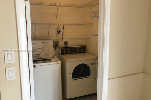 Condominio en alquiler en Miami, Florida, 2 dormitorios, 145.86 m2 № 2008529 - foto 23