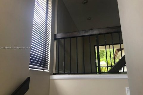 Condominio en alquiler en Miami, Florida, 2 dormitorios, 145.86 m2 № 2008529 - foto 2