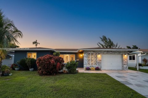 House in Tamarac, Florida 2 bedrooms, 146.88 sq.m. № 1976062 - photo 24