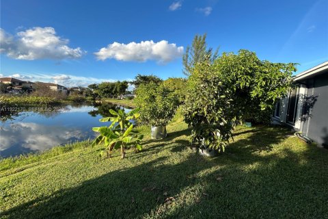 House in Tamarac, Florida 2 bedrooms, 146.88 sq.m. № 1976062 - photo 25