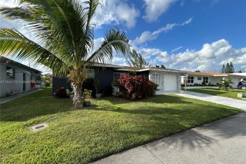 Casa en venta en Tamarac, Florida, 2 dormitorios, 146.88 m2 № 1976062 - foto 2