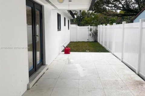 House in Miami Shores, Florida 3 bedrooms, 132.11 sq.m. № 2045826 - photo 7