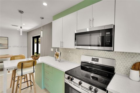 Купить виллу или дом в Майами-Шорс, Флорида 3 спальни, 132.11м2, № 2045826 - фото 17