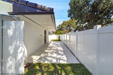 Купить виллу или дом в Майами-Шорс, Флорида 3 спальни, 132.11м2, № 2045826 - фото 28