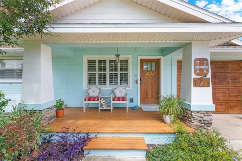 House in Edgewater, Florida 3 bedrooms, 167.78 sq.m. № 1900018 - photo 1