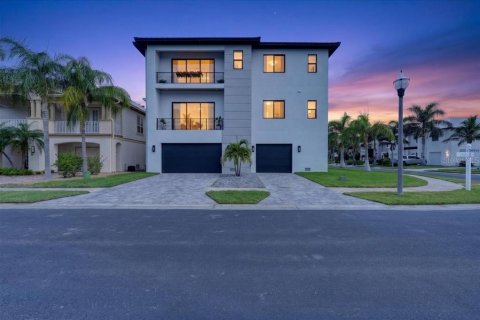 Casa en venta en Redington Shores, Florida, 4 dormitorios, 416.11 m2 № 2315052 - foto 3