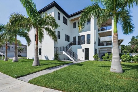 Casa en Redington Shores, Florida 4 dormitorios, 416.11 m2 № 2315052