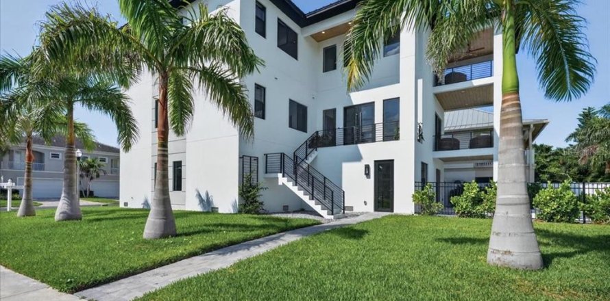 Casa en Redington Shores, Florida 4 dormitorios, 416.11 m2 № 2315052