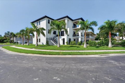Casa en venta en Redington Shores, Florida, 4 dormitorios, 416.11 m2 № 2315052 - foto 2