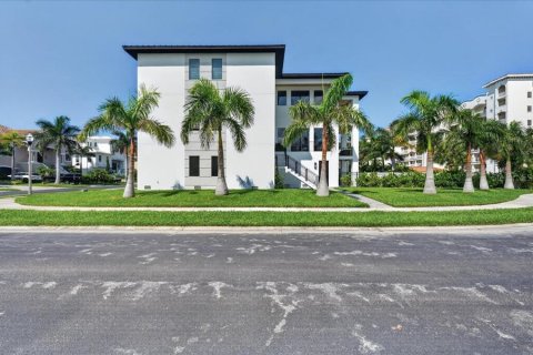 Casa en venta en Redington Shores, Florida, 4 dormitorios, 416.11 m2 № 2315052 - foto 5