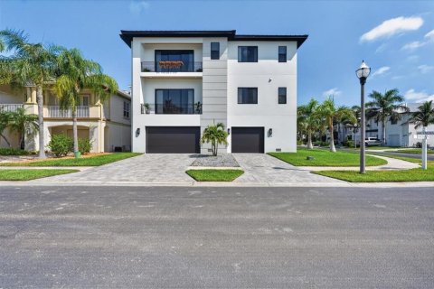 Casa en venta en Redington Shores, Florida, 4 dormitorios, 416.11 m2 № 2315052 - foto 4